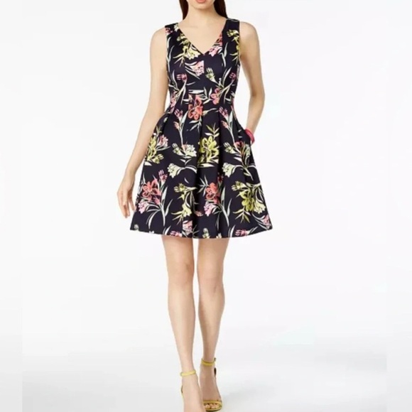 Vince Camuto Dresses & Skirts - Vince Camuto Women’s fit and flare Dress Floral Pleated Pockets v neck